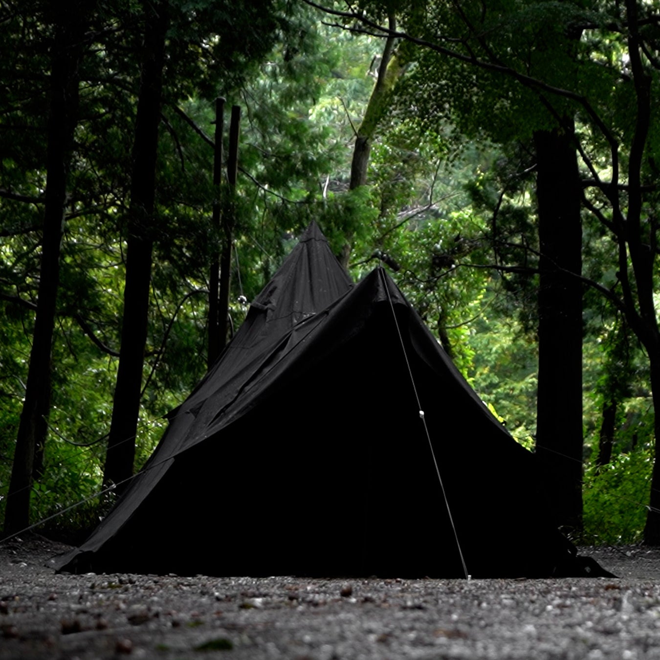 確かな存在感で渋いソロキャンプを。黒いワンポールTCテントが数量限定で予約販売を開始！