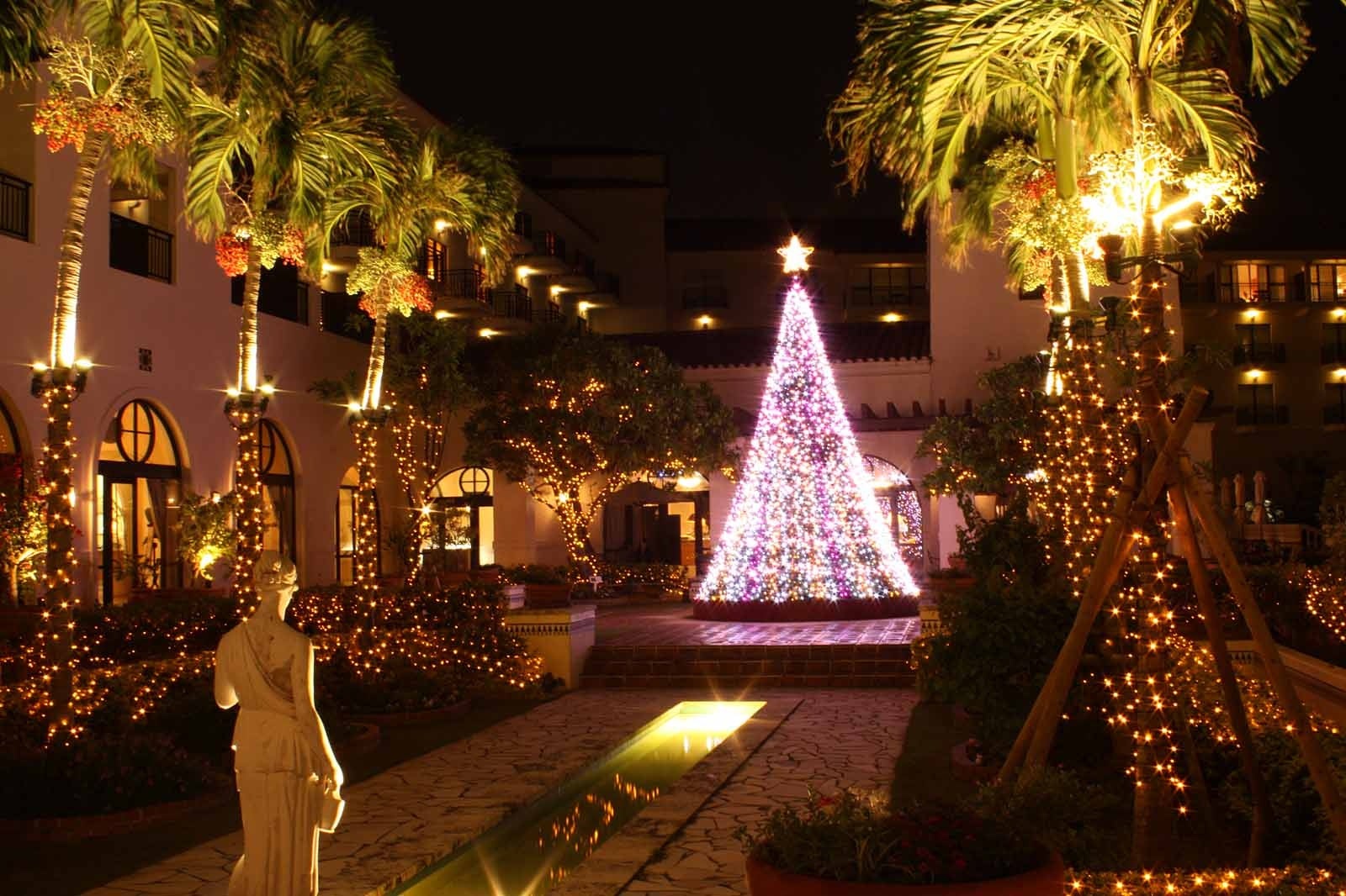 【ホテル日航アリビラ】グリーン電力で点灯するイルミネーションやサンタのプレゼントデリバリーなど「アリビラ ホリデーシーズン」11月より開始