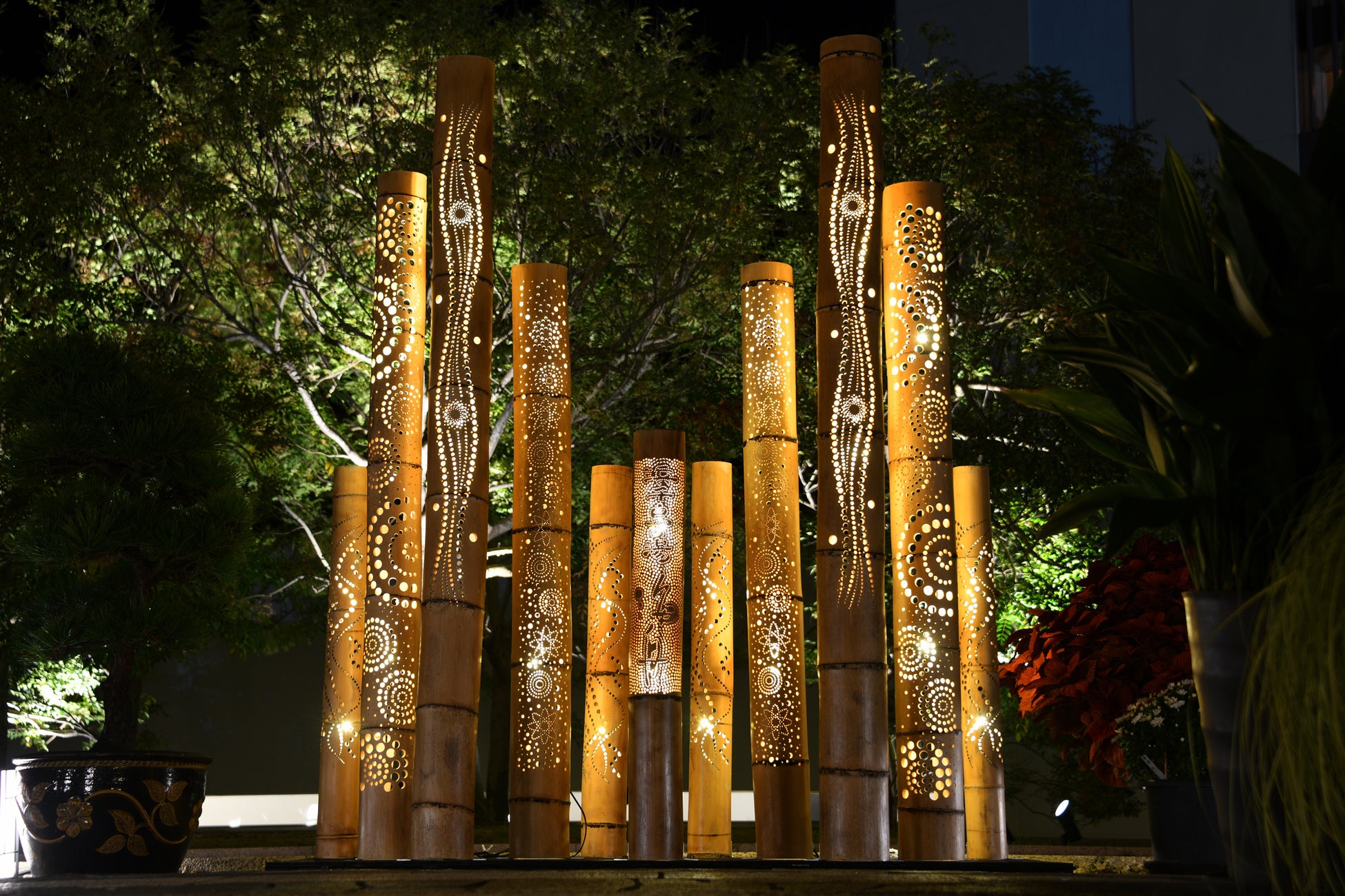 共立リゾート『浜千鳥の湯 海舟』オープン15周年記念パンダバンブーで製作した「竹あかり」を施設内で点灯
