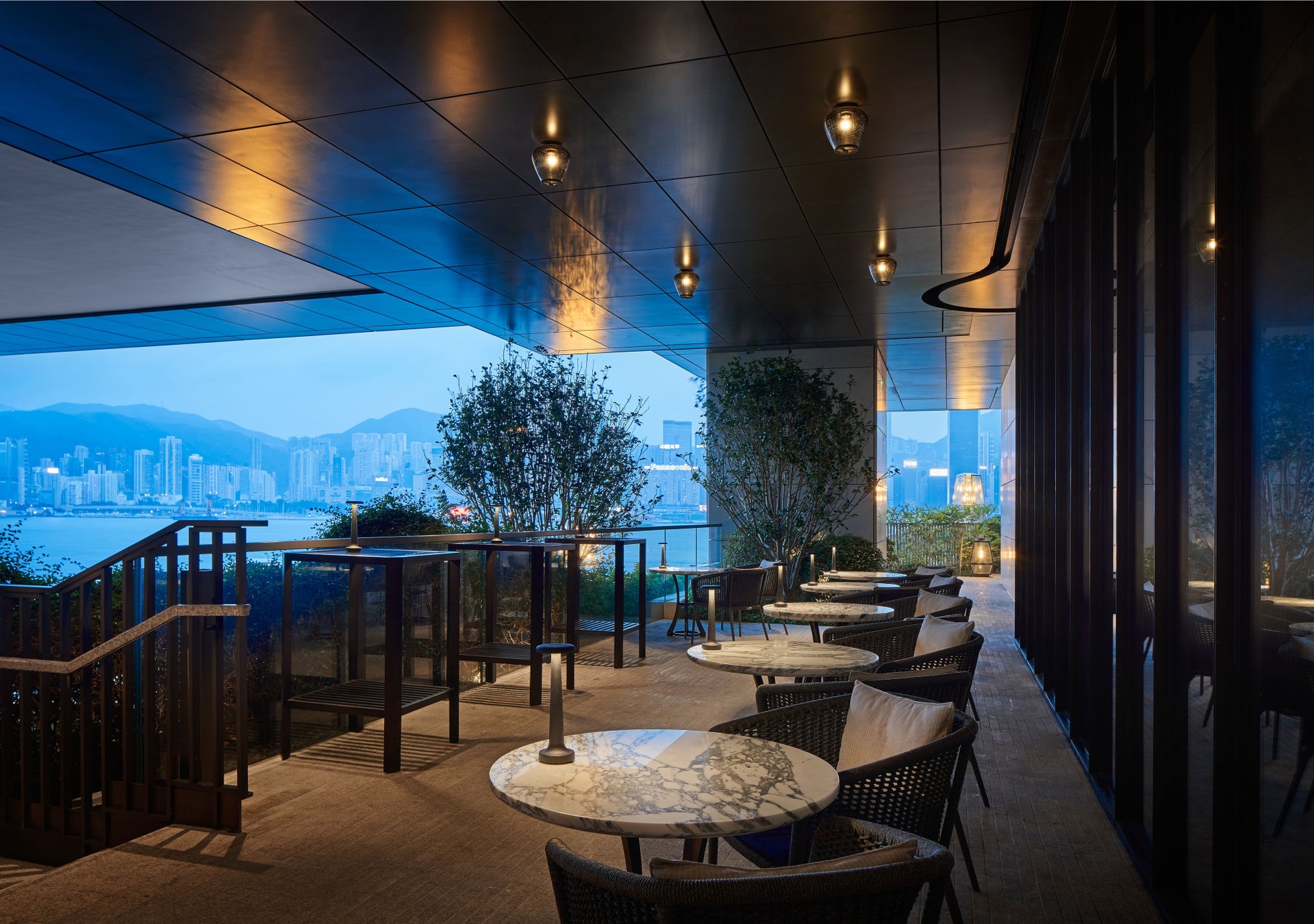 ビクトリア・ハーバーに輝く、香港の新しいレストランとバーをご紹介