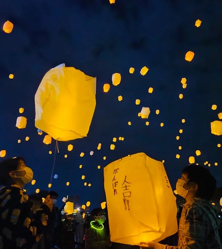 熊本豪雨災害から復興への願いを込めた灯火が夜空を埋め尽くす「人吉スカイランタンフェスティバル」開催