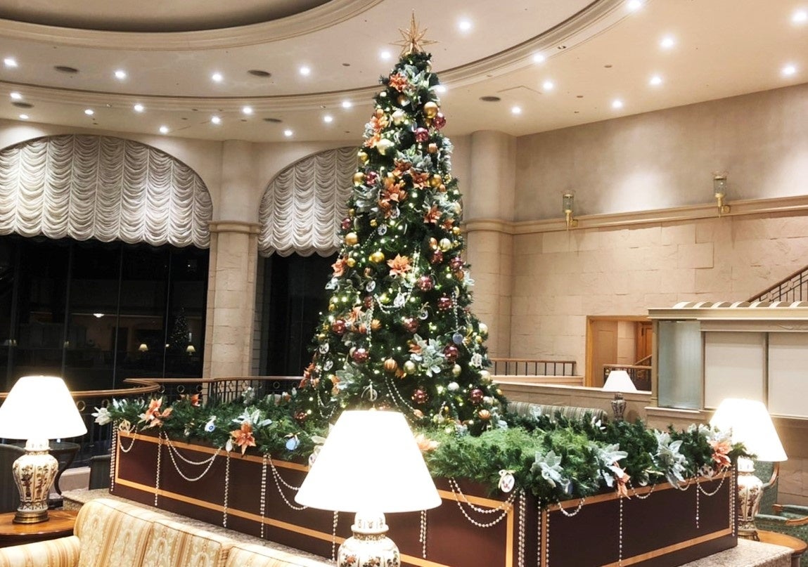 【ホテルオークラJRハウステンボス】「Harmony～伝統との調和～」をコンセプトに波佐見焼のオーナメントで彩るクリスマスツリーを設置