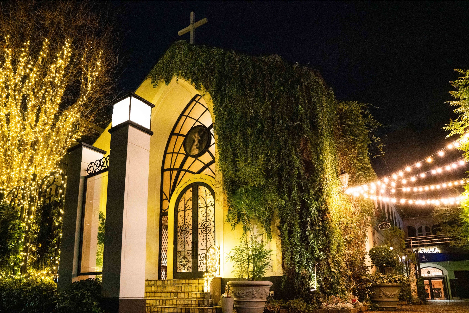 シャンパンゴールドに輝く教会で音と光の聖夜を　南青山ル・アンジェ教会
