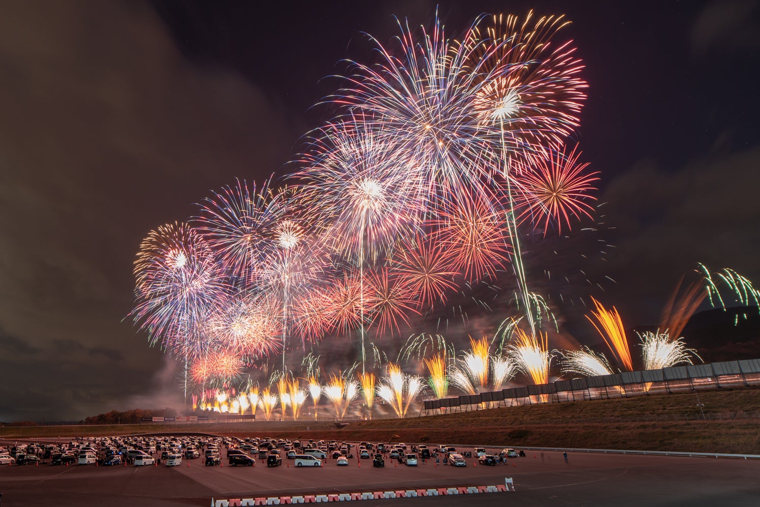 10,000発の花火とスーパーカーが共演した「FUJI MOTORSPORTS FOREST Fireworks by 富士山花火」約6,000人の観客を魅了！