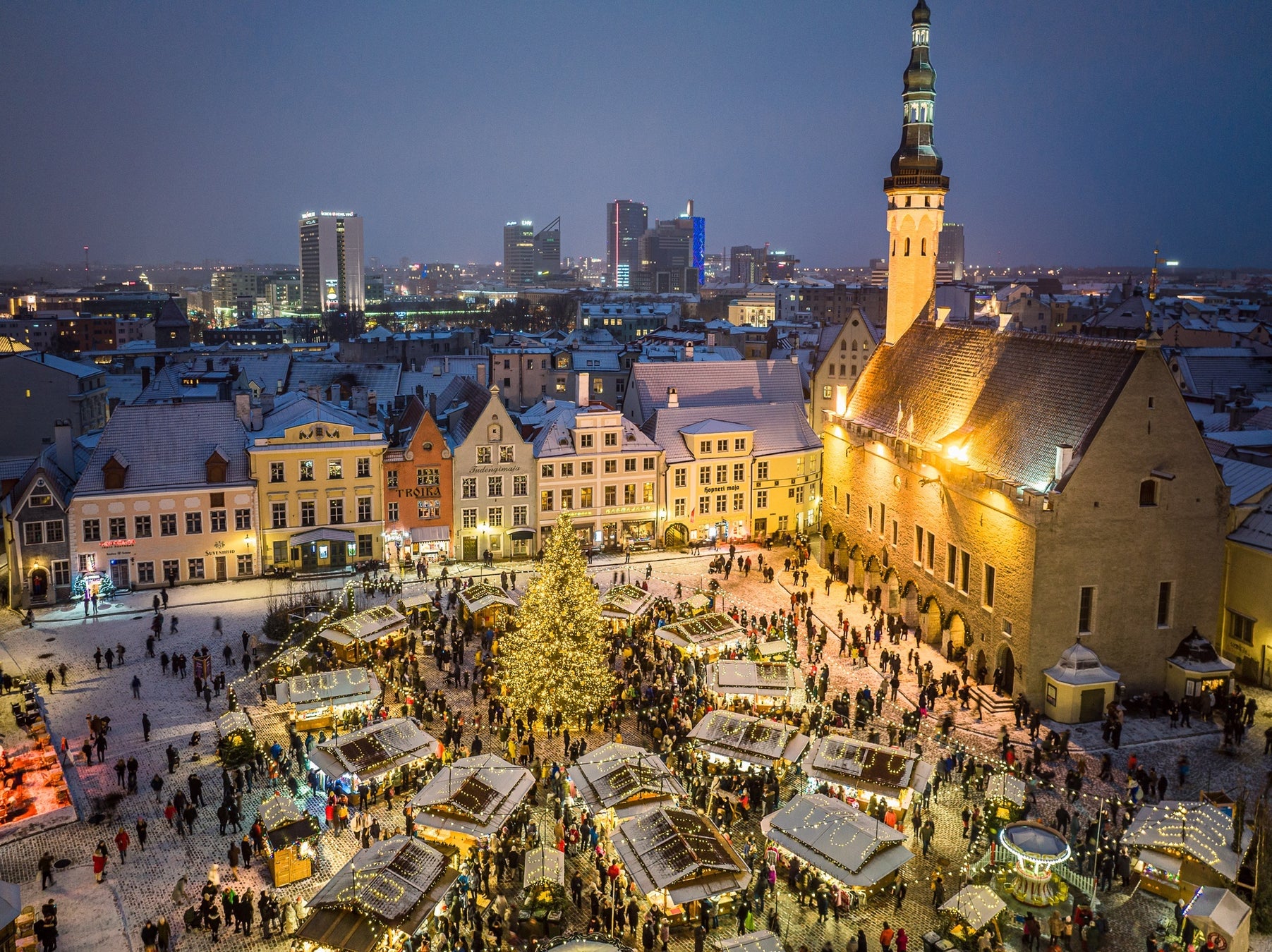 エストニアの首都タリン、世界遺産の旧市街でクリスマスマーケットを開催中