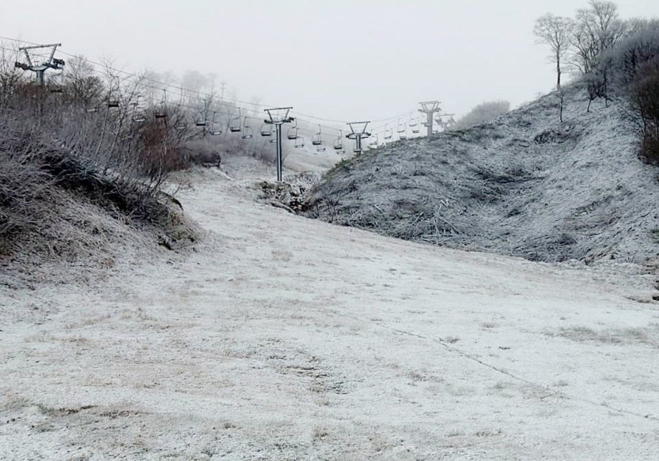 グランスノー奥伊吹「初冠雪」！！標高１０００m以上のスキー場のゲレンデが「雪化粧」！！スキー場は１２月１７日（土）オープン予定！！