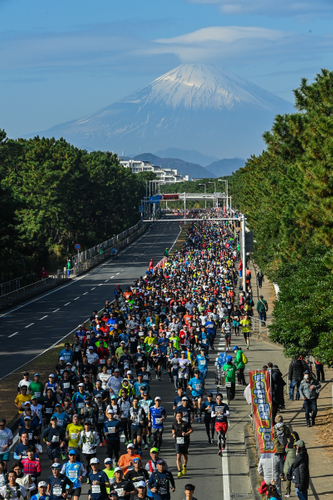 スターターを務めた河野太郎大会名誉会長も激励、 “世界最初のマイボトル・ランナー” 約2万人が駆け抜けた湘南国際マラソン