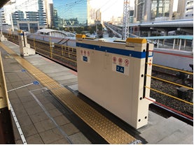 三ノ宮駅の４番のりばの昇降式ホーム柵を使用開始します。