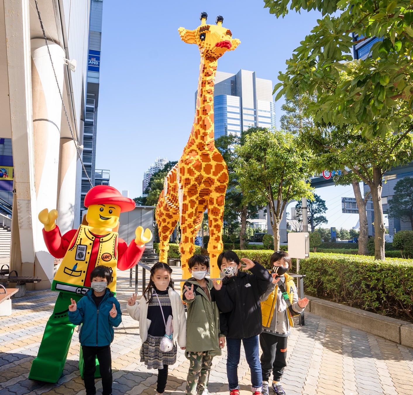 【レゴランド®・ディスカバリー・センター東京】1,180人の願いを込めた、約５万個のレゴ®ブロック 高さ６メートル「しあわせのキリン」完成