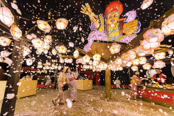 【青森屋】ねぶた花咲かじいさんが約200個のりんごの花型灯篭を咲かせる「たんげ花咲かまつり」開催 ～桜柄の浴衣を着て、花見酒片手にゆったり過ごす～｜期間：2023年4月5日～5月31日