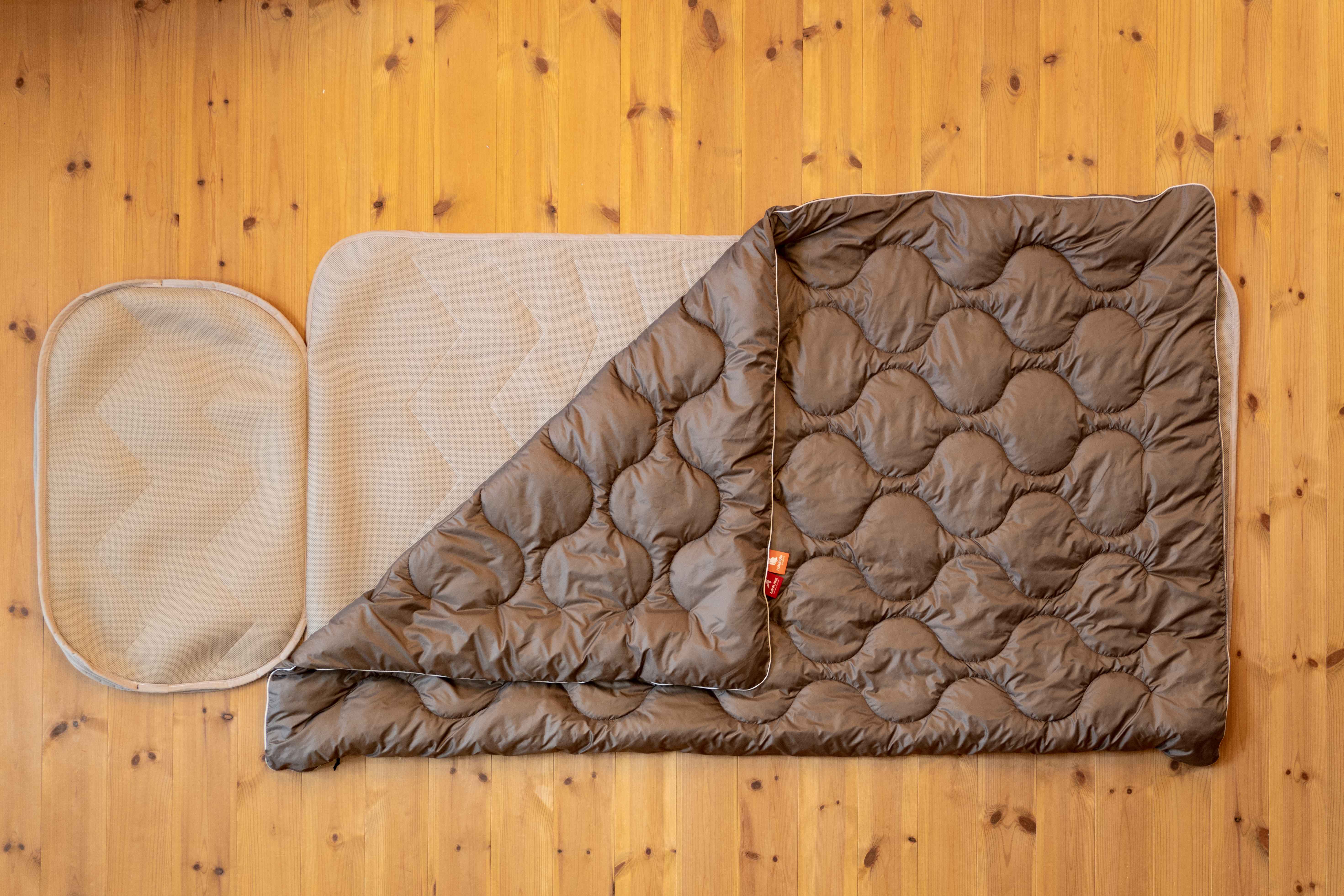 軽くてふっくら、丸洗いOK　
新世代の人工羽毛綿「エアーフレイク(R)」を使った
寝袋ではないキャンピングカー専用寝具「hulu hulu」を発売
