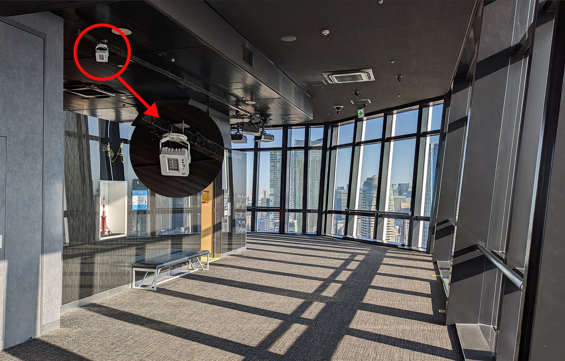 東京タワーのメインデッキ（150ｍ）に、ウシオ電機株式会社の「抗ウイルス・除菌用紫外線照射装置」を設置しました。