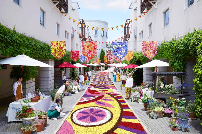 【 リゾナーレ八ヶ岳】高原の春の訪れを祝う祭典「回廊の花咲くリゾナーレ」開催～「風に舞う花びら」をテーマにした装飾が加わり、より華やかな空間を演出～｜期間：2023年4月29日〜5月28日