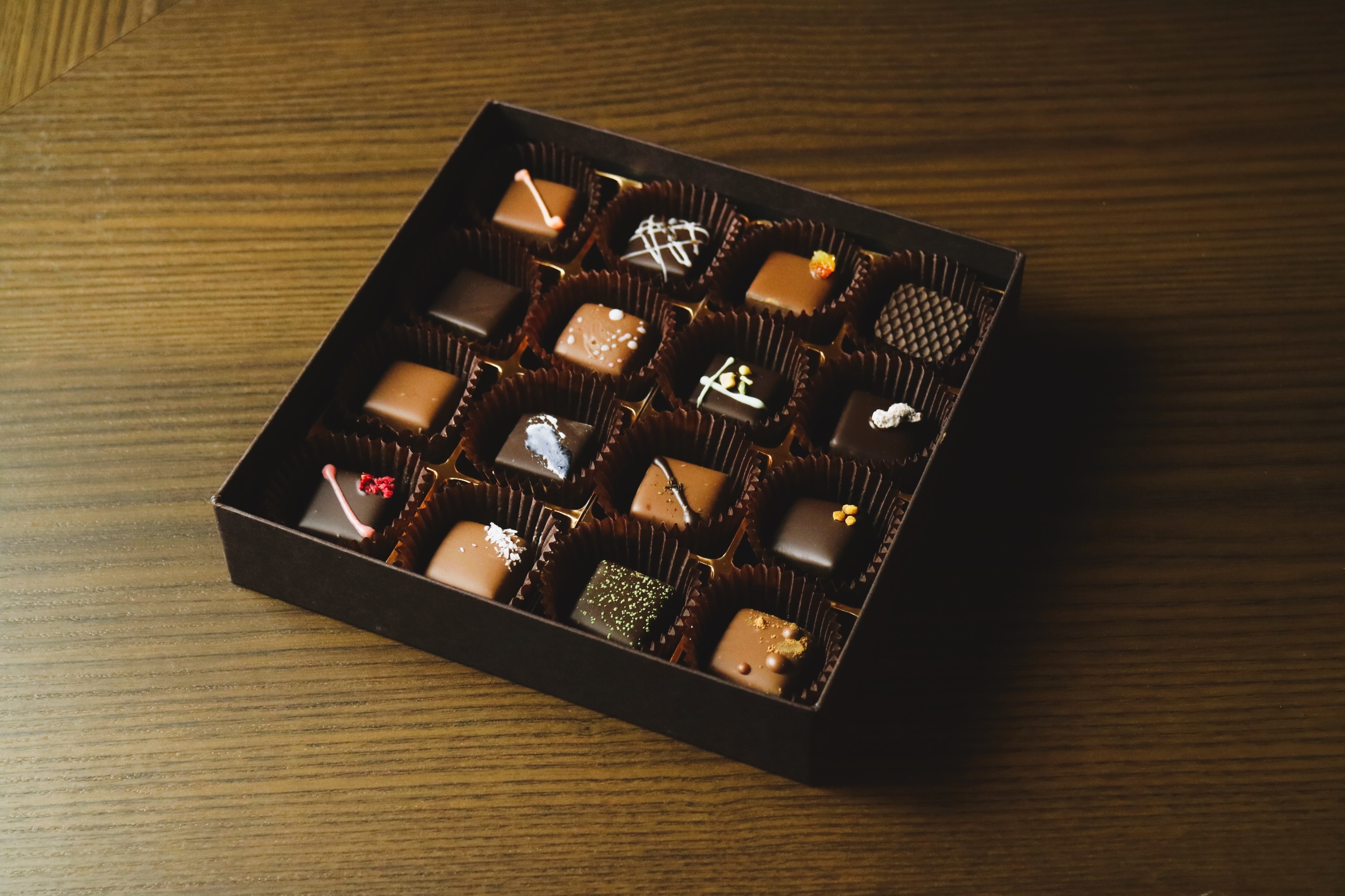 バレンタインに向け、海老名のチョコレート工房が
地元素材を使用した16種のボンボンショコラを発売