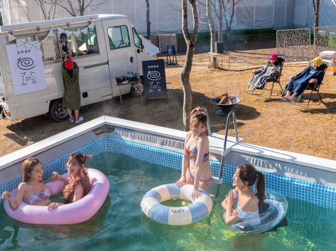 【BEB5軽井沢】期間限定！冬の軽井沢に、屋外プールやテントサウナ！星野温泉の源泉を使った「トンボのプール」オープンしました。｜期間：2023年1月24日～3月24日