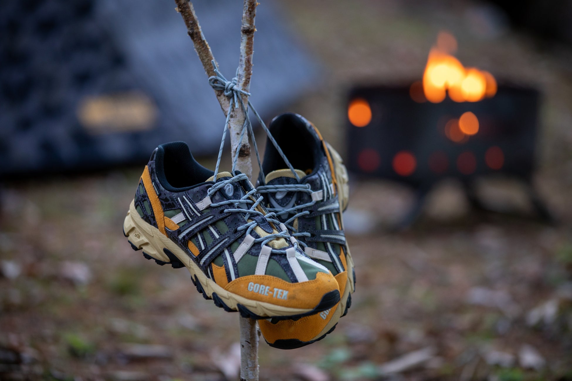 atmosとGRIPSWANYによるアウトドアテイストを盛り込んだ「ASICS SportStyle GEL-SONOMA 15-50 GTX」が登場。