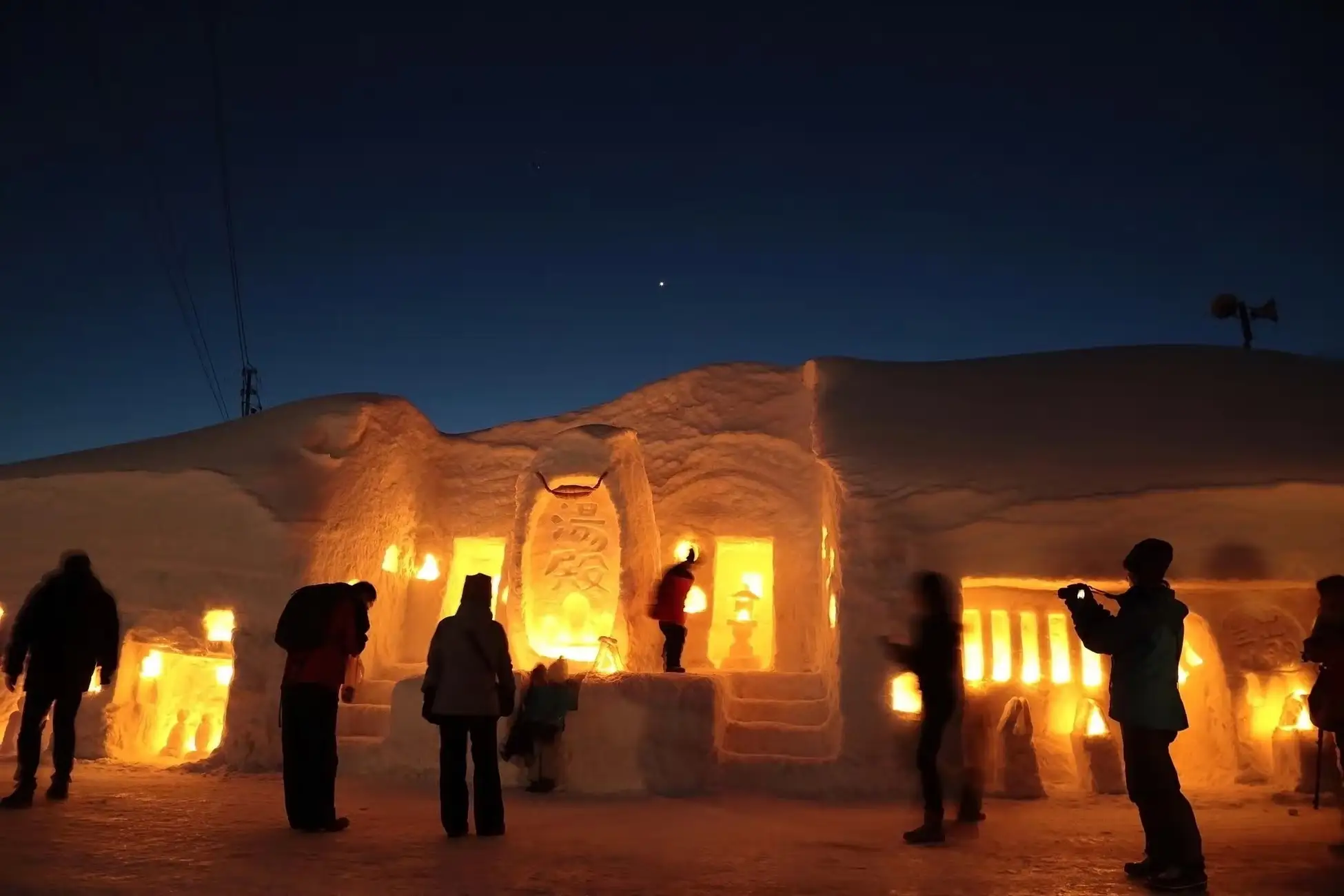 400年の宿場町、月山志津温泉の雪旅籠の灯り、
幻想的な街並みを「冬の花火」で彩ります　
月山志津温泉の雪旅籠の灯り