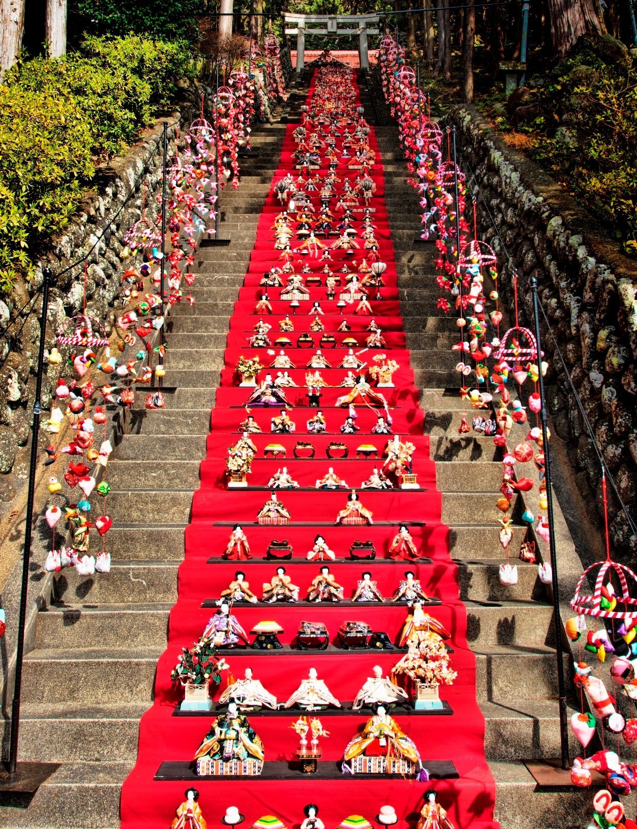 日本一の118段雛飾り！伊豆稲取温泉の「素盞鳴神社雛段飾り」が
2023年2月18日～3月12日に開催