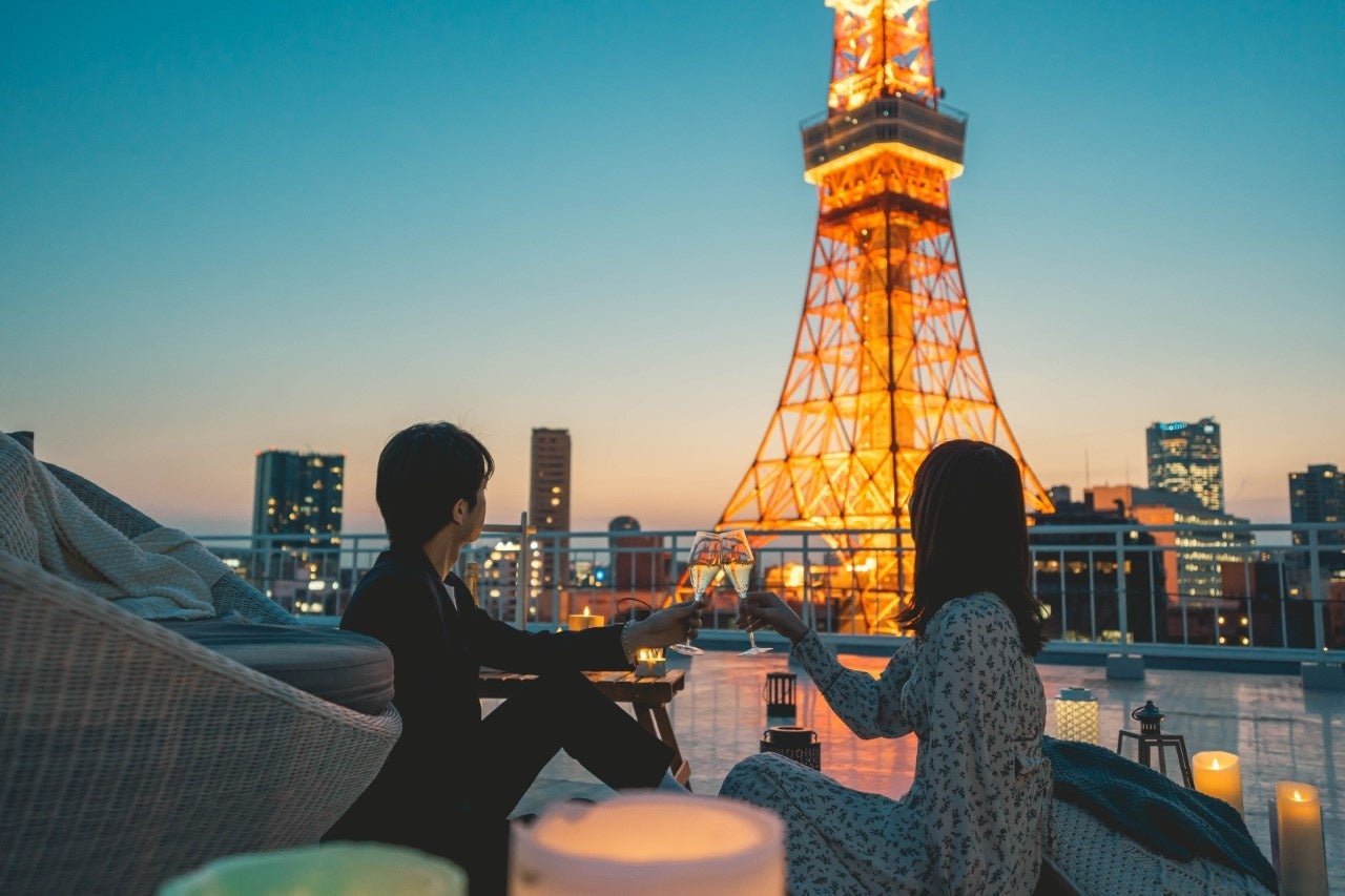 手が届きそうな距離で東京タワーの輝きをふたり占め！大切な方とプライベートルーフトップで乾杯する絶景体験がスタート【東京プリンスホテル】
