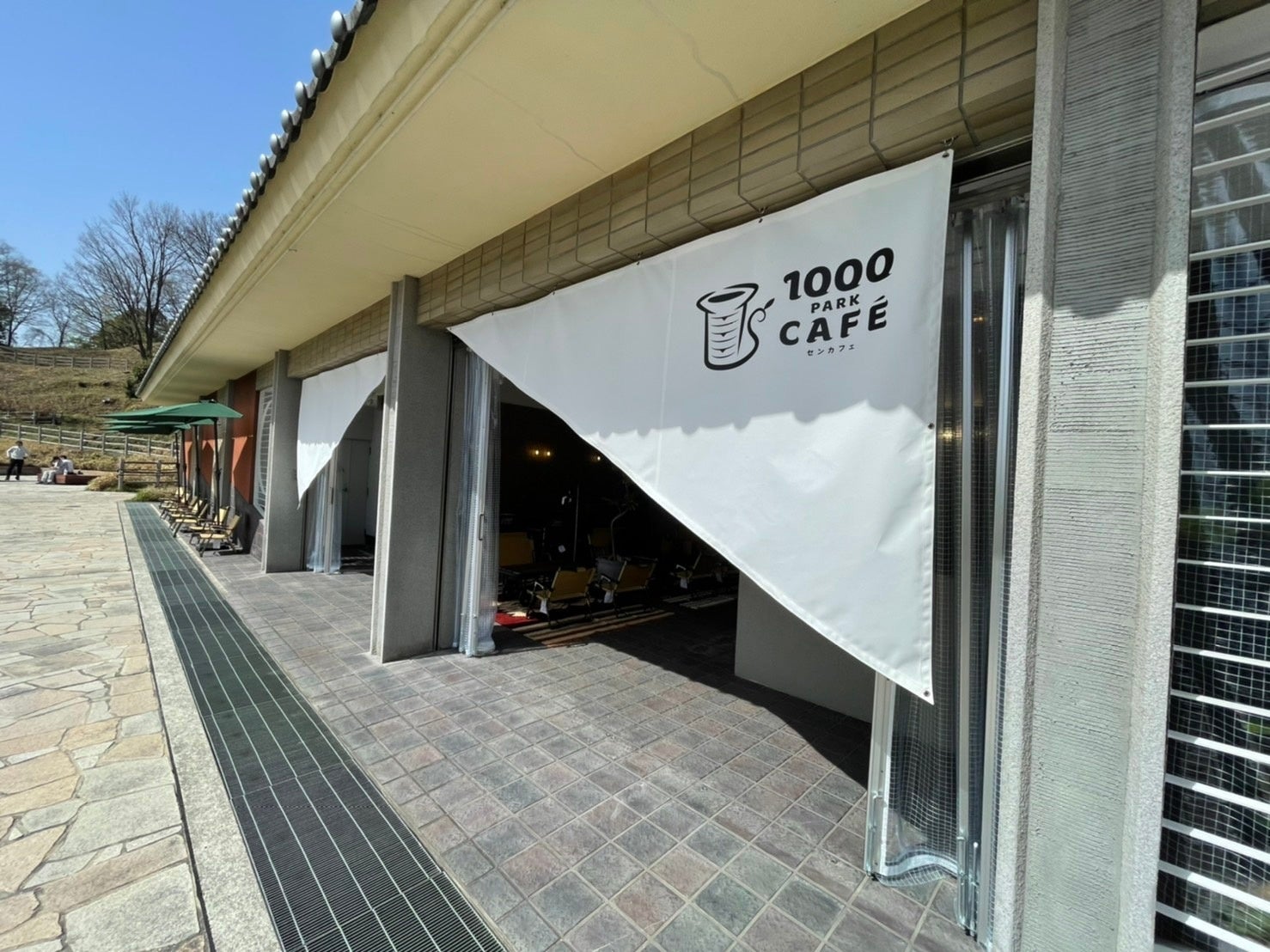 奈良県橿原市新沢千塚古墳群公園内に新しい観光スポット「1000 PARK CAFÉ」（センカフェ）が3 月25 日にオープン致します。