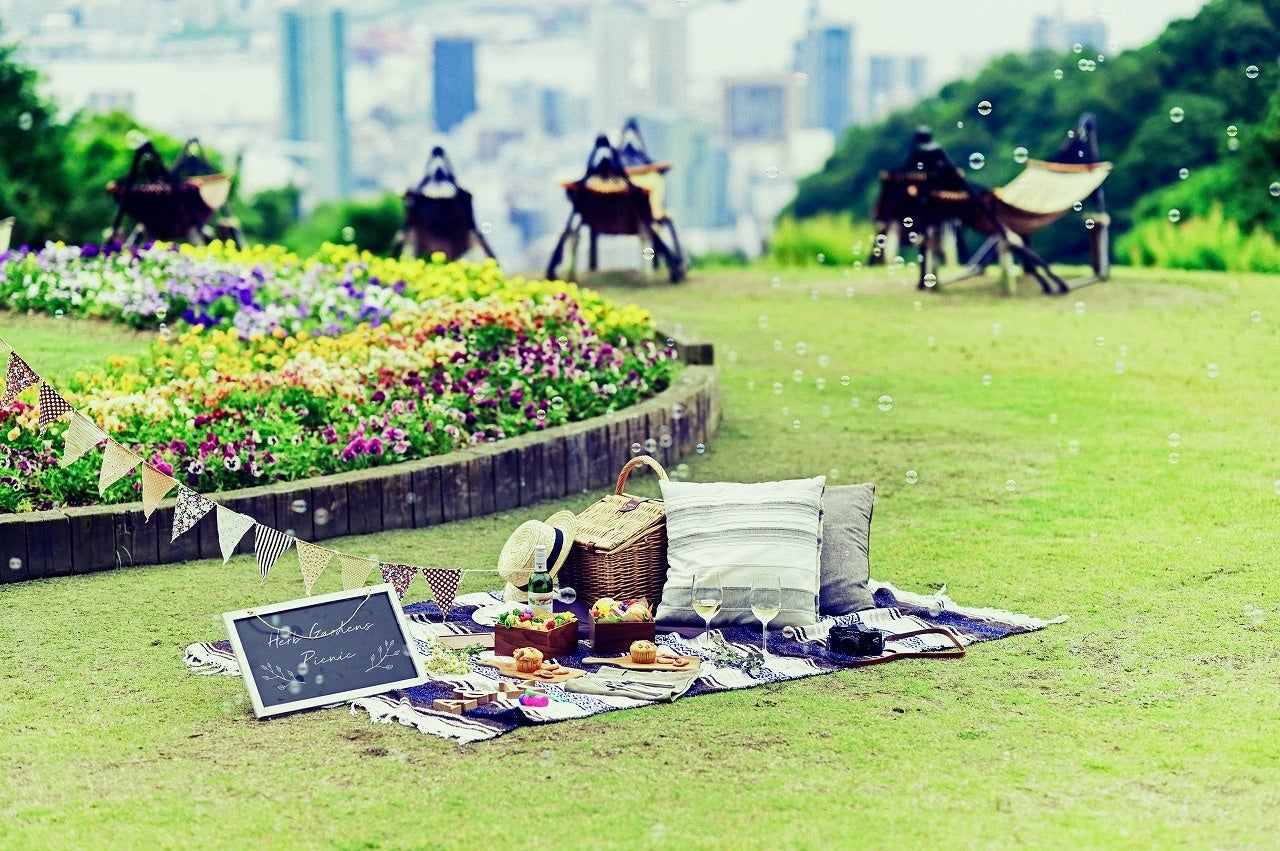 大人気の“手ぶらdeおしゃピク”企画「Garden Picnic2023」の春シーズンのご予約を受付中。おしゃれなアイテムをすべてご用意。華やかなガーデンが、最高に上質で大人なピクニックを演出します。