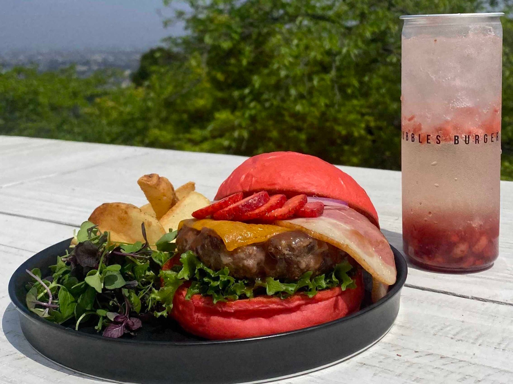 【母の日にもおすすめ】色鮮やかな苺バーガーが登場！植物由来のカラフルバンズが話題の「BUBBLES BURGER(バブルスバーガー)」にて、”苺フェア”を2023年5月末日まで期間限定スタート！