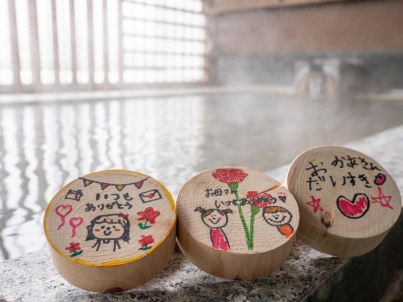 もうすぐ母の日！おふろcafé yusaで「母の日100のありがとう風呂」を期間限定開催。お母さんへの感謝の気持ちが綴られたヒノキが浮かべられたお風呂でほっこり癒しのお風呂体験。