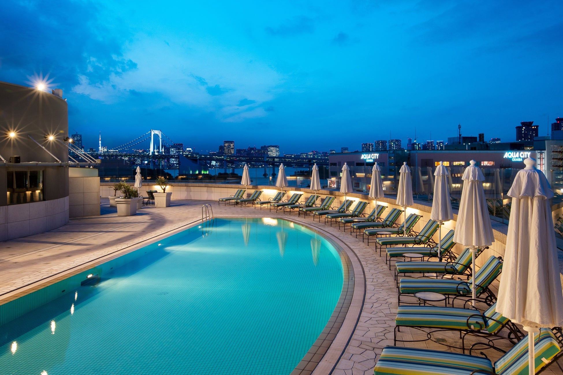 アソビュー、2022年夏の人気プールランキングを発表!今夏行くべきプール東西TOP10は?