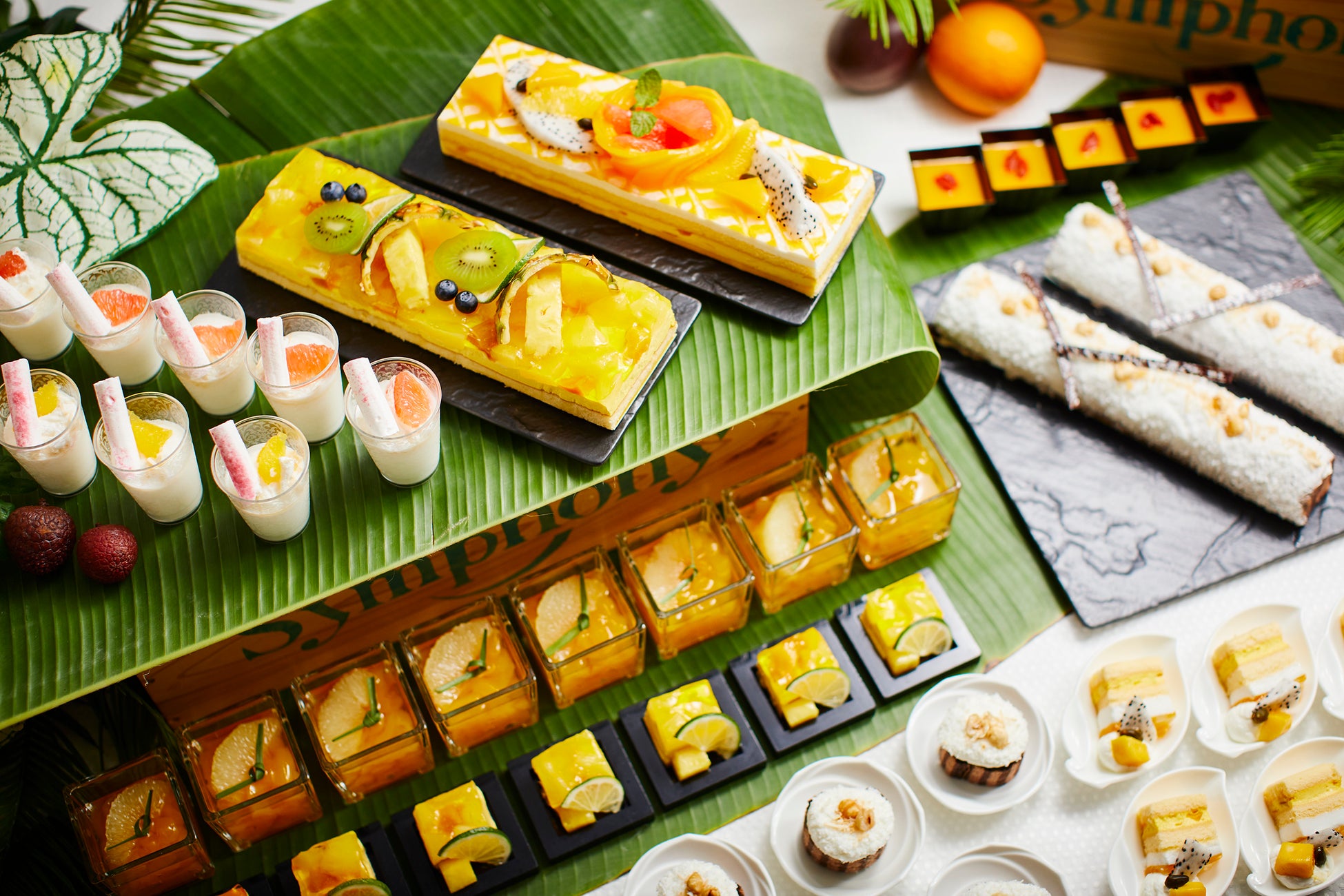 夏祭りの定番、金魚すくいやスーパーボール、りんご飴も!?華やかスイーツとセイボリーで楽しむ大阪もんいっぱいのアフタヌーンティー