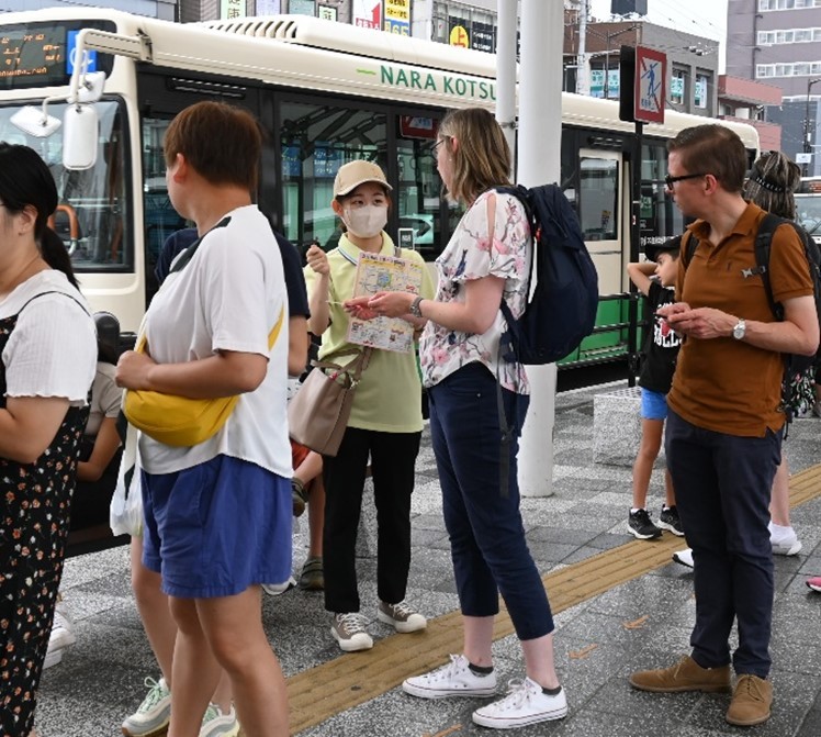 手作業で繭から生糸を取り出す 「糸取り」が最盛期！