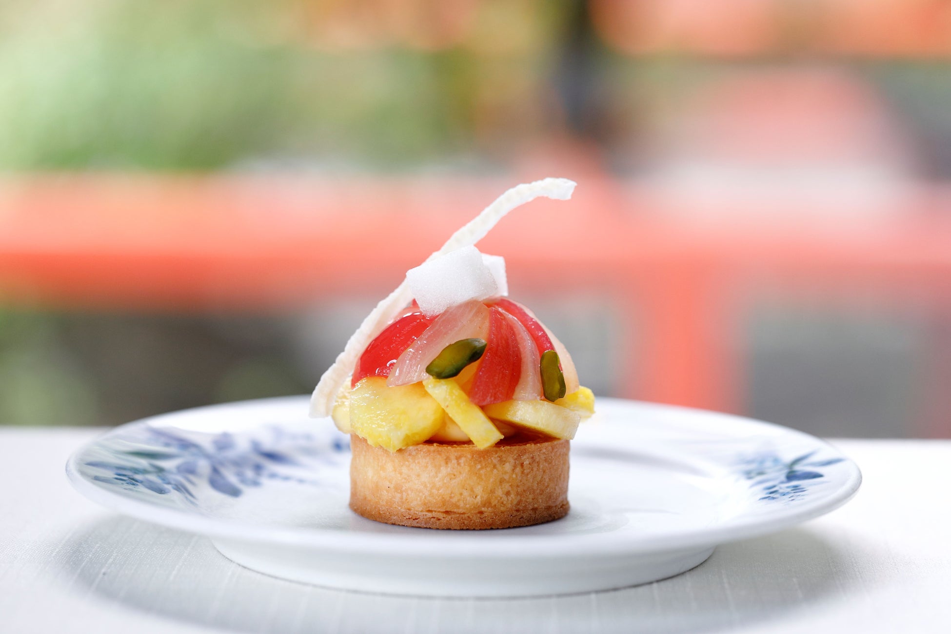 【奈良ホテル】JR西日本ホテルズ 兵庫DC開催記念 淡路島産玉葱を使ったパティシエ特製タルト 玉葱のいろいろな食感が楽しめる新感覚スイーツ期間限定「淡路島産玉葱のタルト」販売について