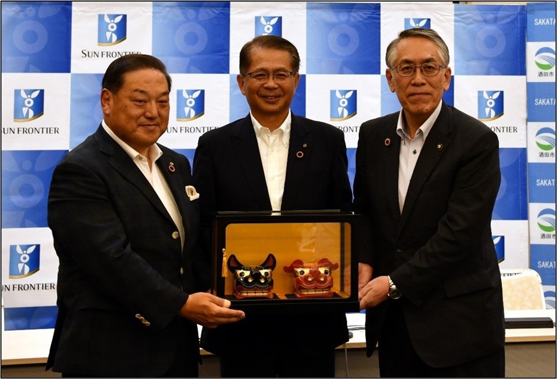 東京スカイツリー(R)では隅田川花火大会に合わせて特別ライティング点灯、レーザーマッピング演出を実施