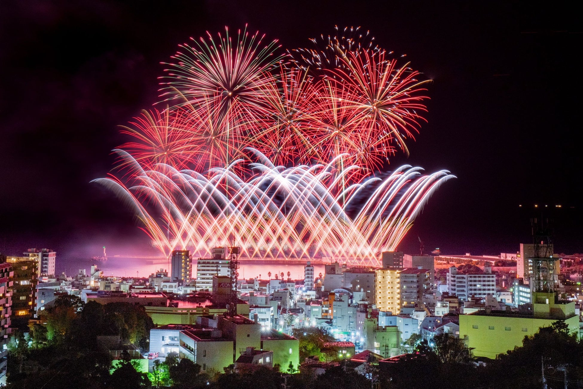 【伊豆稲取花火演舞】夏の夜空を煌めかせる感動の一夜！