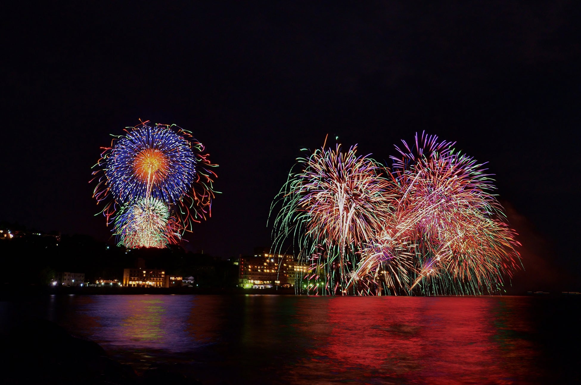 【熱海海上花火大会】8月は5日（土）、8日（火）、18日（金）、22日（火）、25日（金）の計5回開催！特等席確約の送迎付きプランの販売中。さらに8月16日（水）は網代温泉海上花火大会も開催！