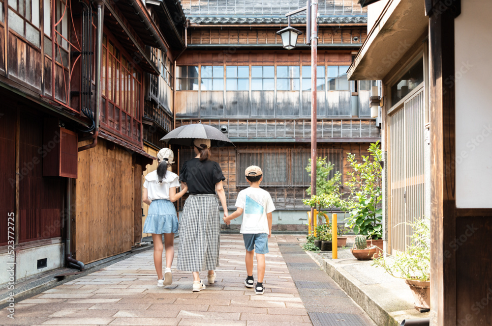 〜「おぱんちゅうさぎ」の名シーンを再現した、
ひまわりいっぱいの空間～
第一弾
「おぱんちゅうさぎとひまわり畑～夏の思い出～」
の花装飾の施工を日比谷花壇が担当しました。