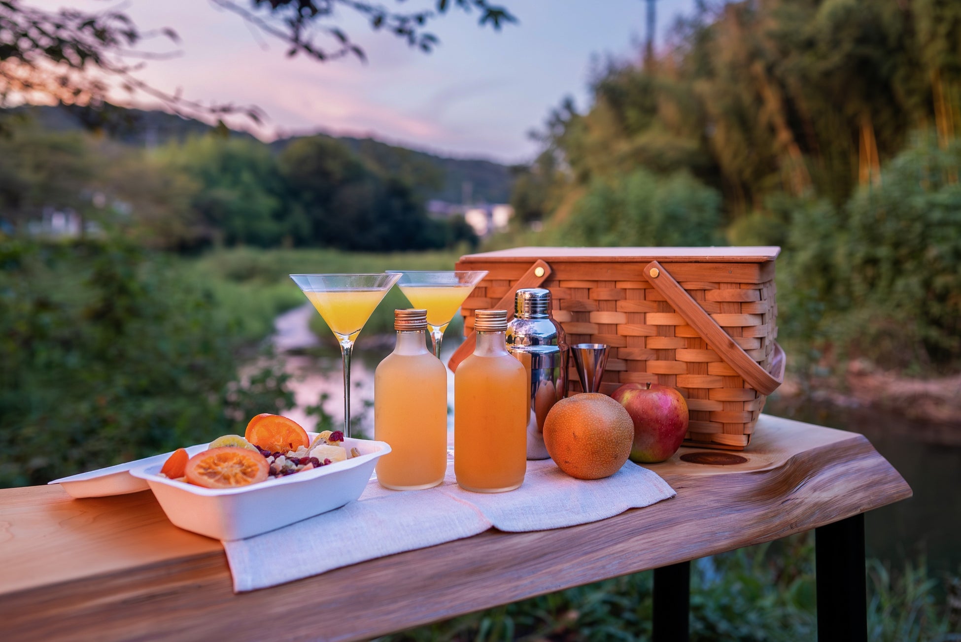 ときたまひみつきちCOMORIVERの宿泊者向けイベント。秋の夜長に川辺でお酒を楽しむ「秋の酒獲祭」を提供開始