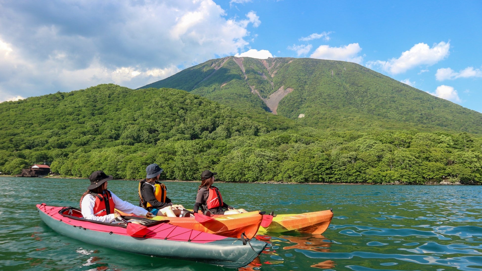 標高日本一の湖「中禅寺湖」の湖上から大自然を満喫！ 休暇村日光湯元