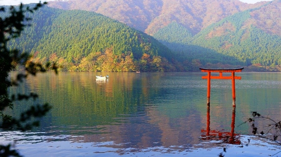 紅葉に染まる芦ノ湖の絶景の中で日本風ハロウィーンが楽しめるプランを秋限定で提供