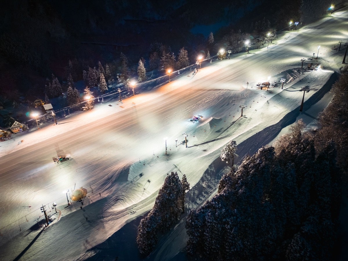 エイブル白馬五竜スキー場、23-24シーズンのナイターシーズン券の販売を開始。パークコース「GORYU WAVES」も継続決定！