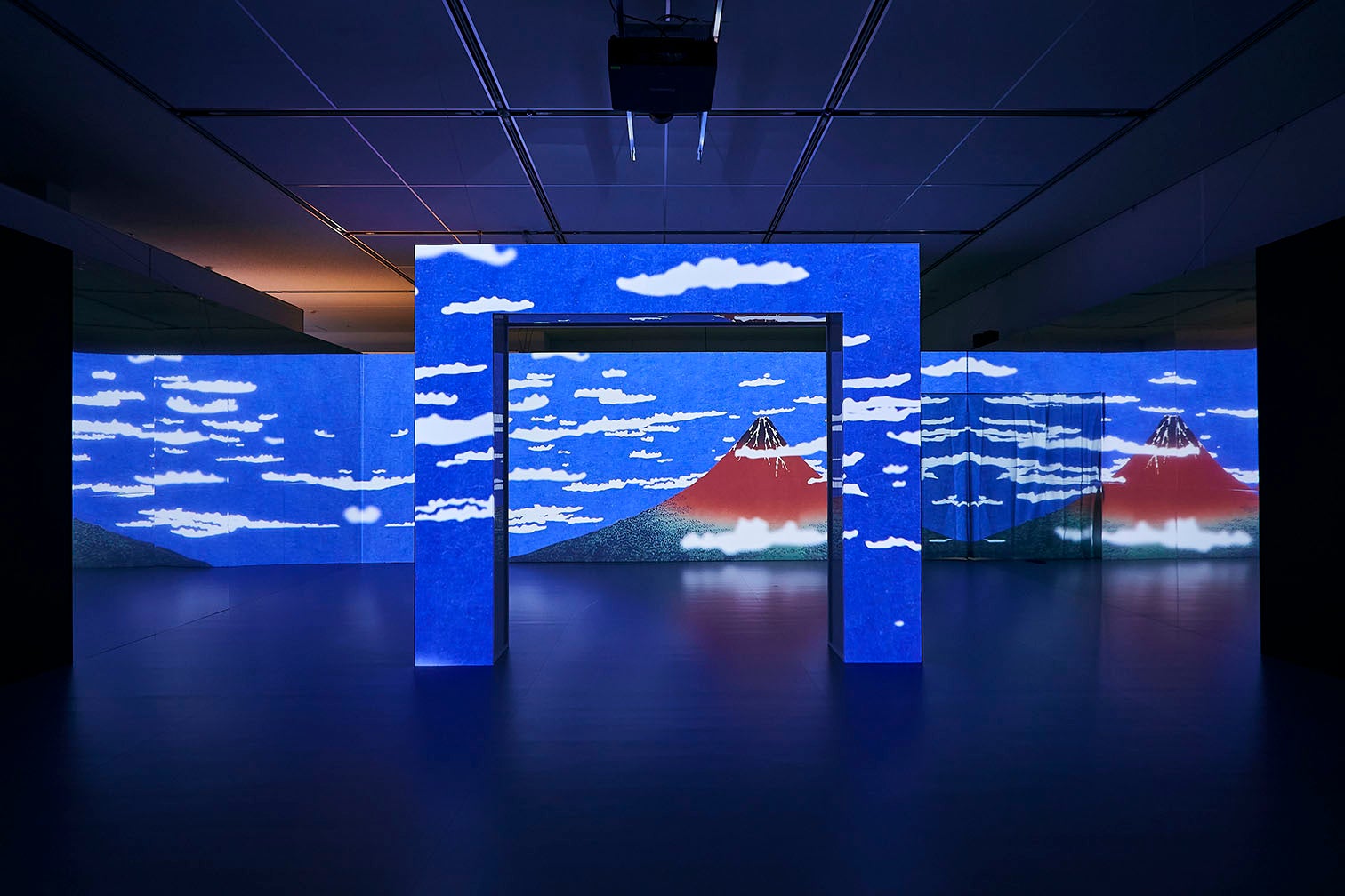 一旗プロデュース「空間体感！動き出す浮世絵展 NAGOYA」の公式記録映像第二弾“藍”を公開。世界で「ジャパン・ブルー」と絶賛され、その美しさに多くの人が魅了される「藍色」をテーマとする映像空間。