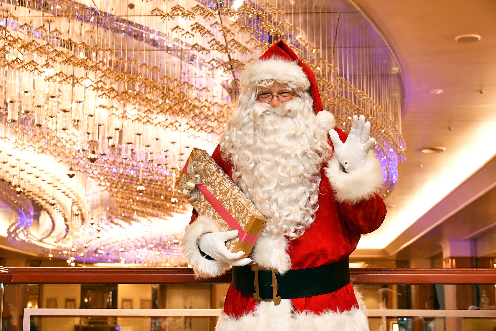 【ロイヤルパークホテル】クリスマスはホテルでサンタに会える！「ミート ザ サンタ」やゴスペルの「ロビーコンサート」などを開催。