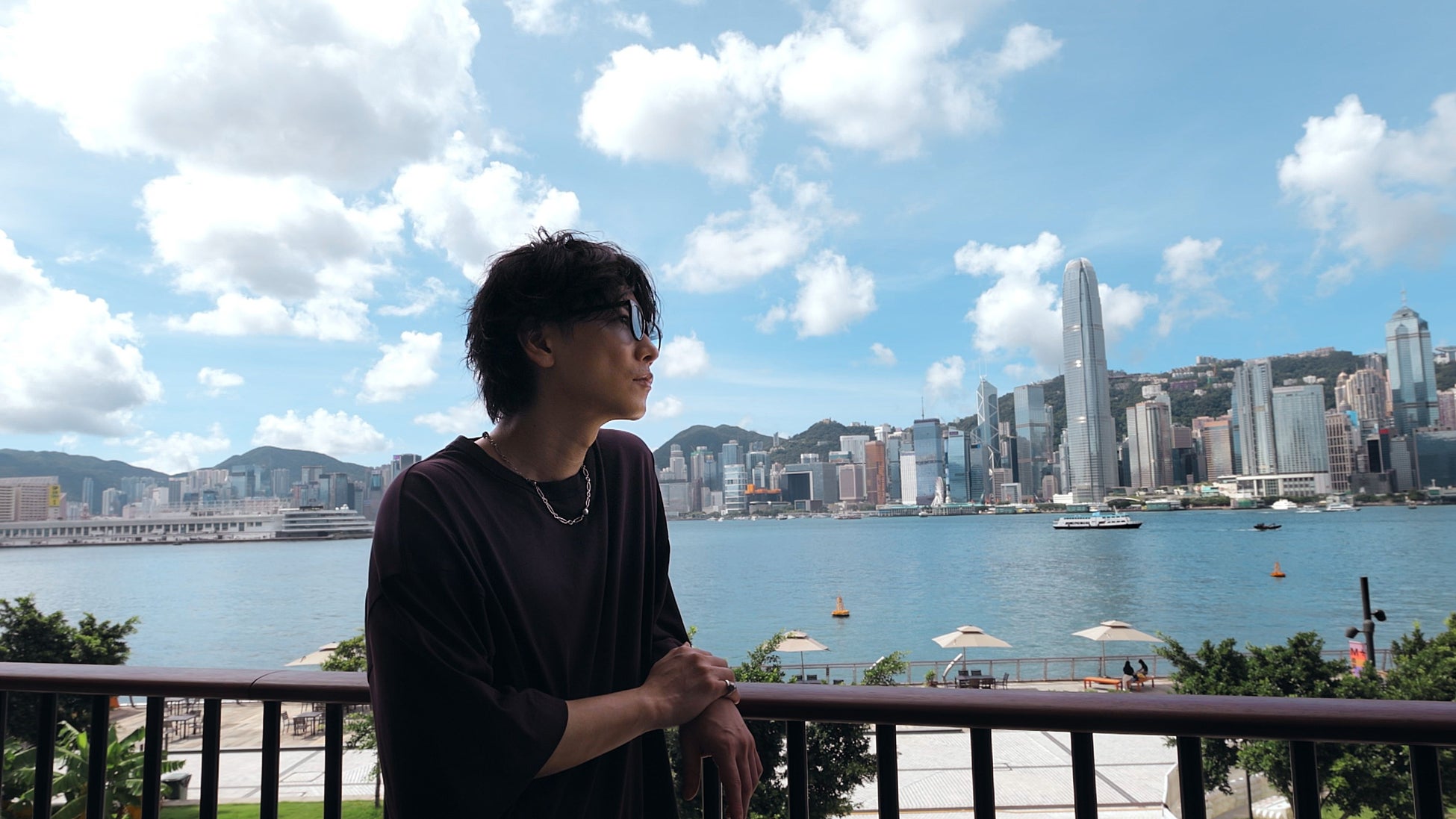俳優の佐藤健さん、香港で最上級のアートとグルメを堪能