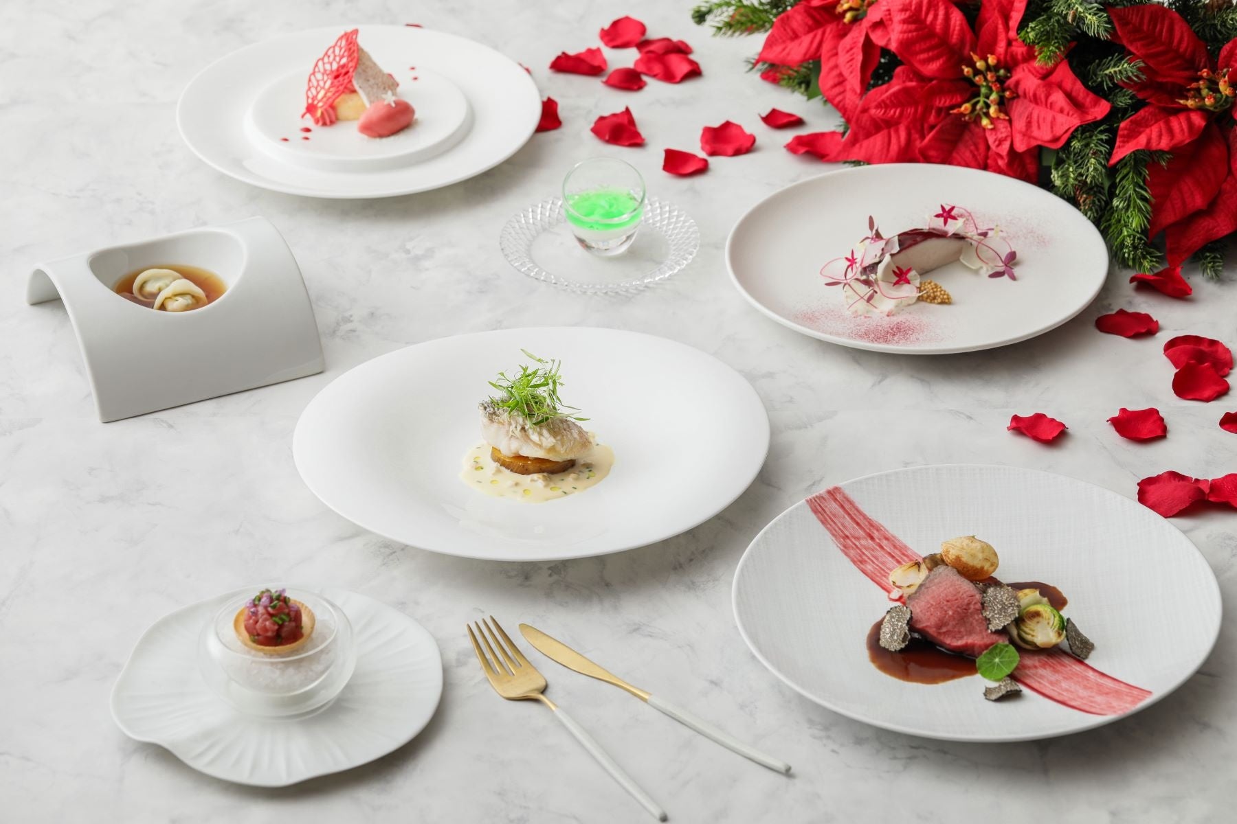 ホリデーシーズンを満喫！レッドカラーを中心に、色彩豊かで技巧を凝らしたフレンチコース登場！『アーティスティックフレンチ～Poinsettia～ 』期間限定販売