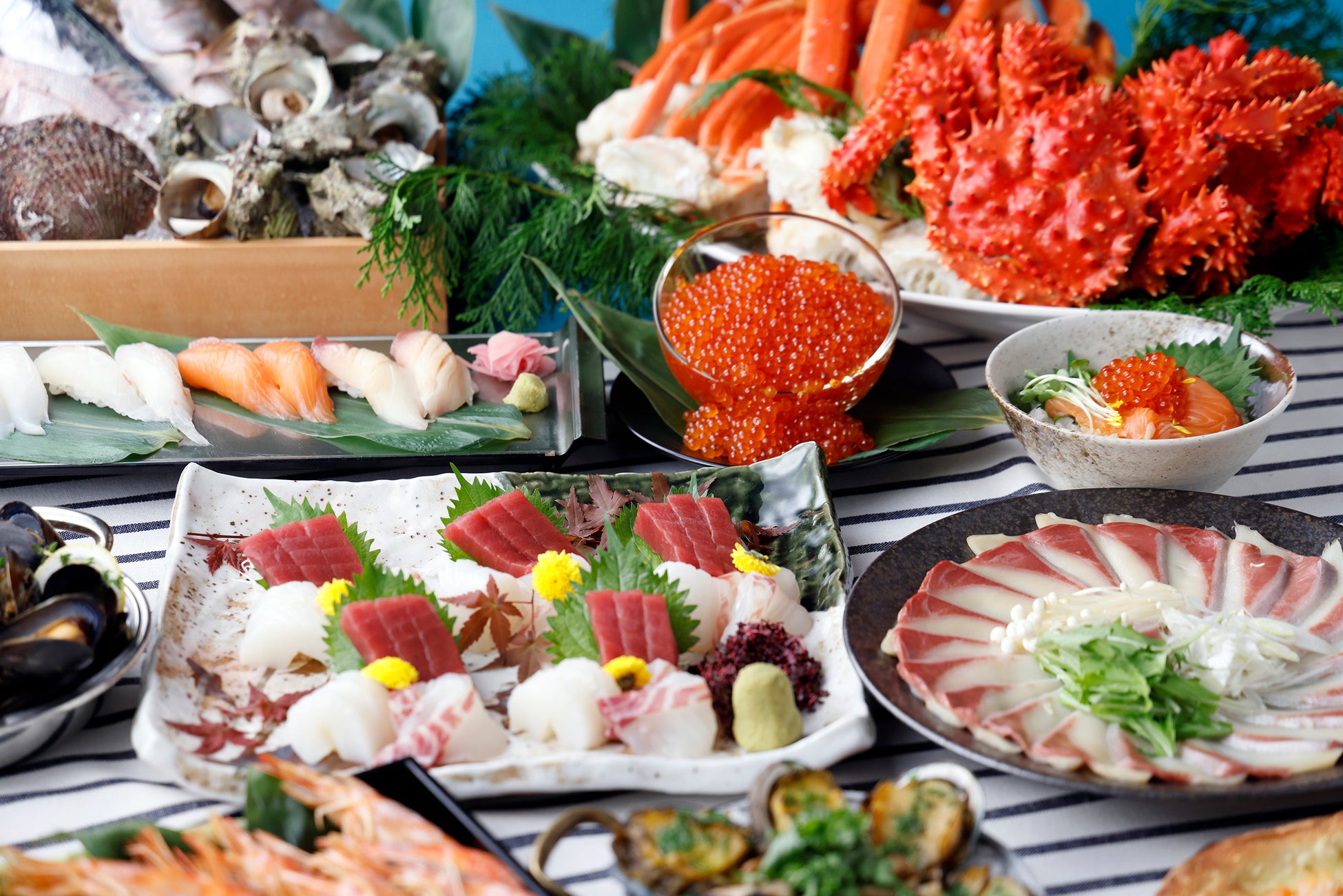 【大阪マリオット都ホテル】「本ずわい蟹のボイル」やいくら盛り放題の「丼」が登場！10周年記念企画“スーパーシーフード”を開催