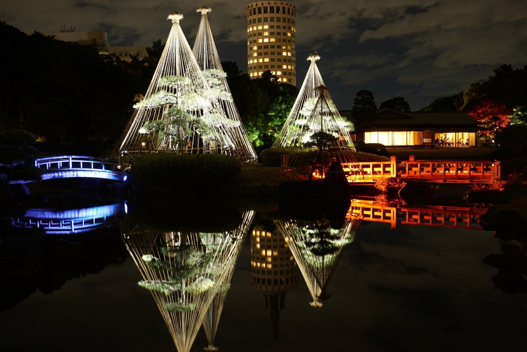 シナモン香るシュトーレン風 & 苺たっぷり濃厚ショコラドリンク。横浜発チョコレートブランドVANILLABEANSから、クリスマスまでの期間限定ドリンク11月1日(水)より実店舗カフェにて販売開始。