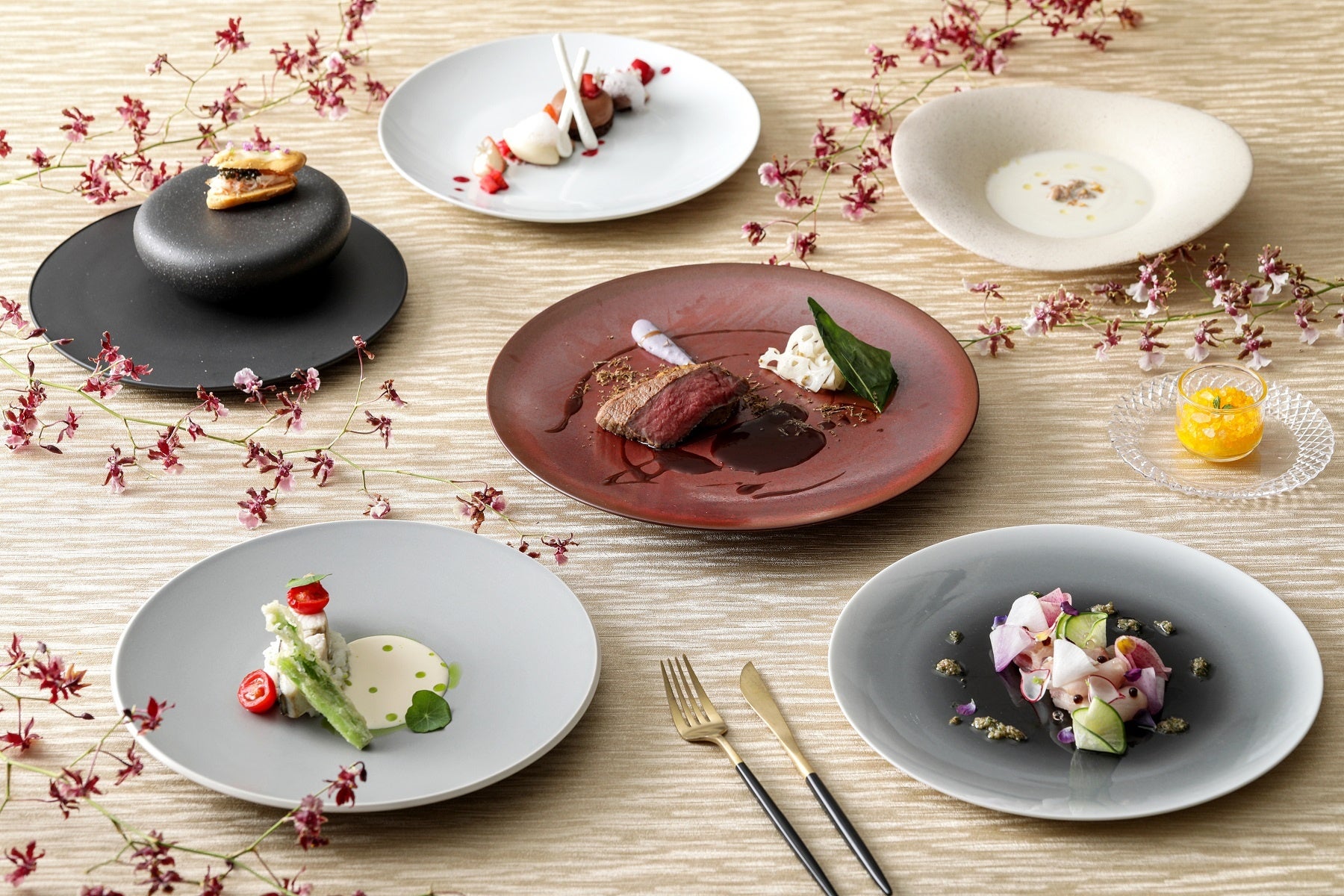 純金箔ニューイヤーショートケーキ&王道ガレット・デ・ロワの予約をスタート