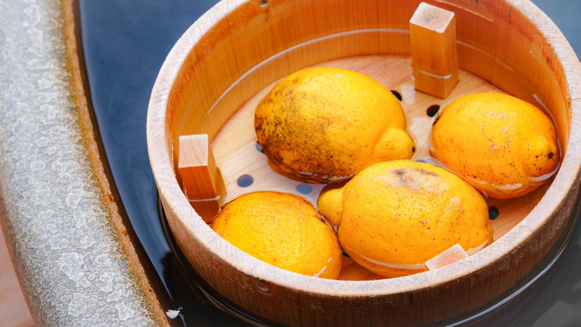箱根小涌園「元湯 森の湯」× JAかながわ西湘　青果流通の難しいブランドレモンを有効活用　「湘南潮彩レモンの湯」