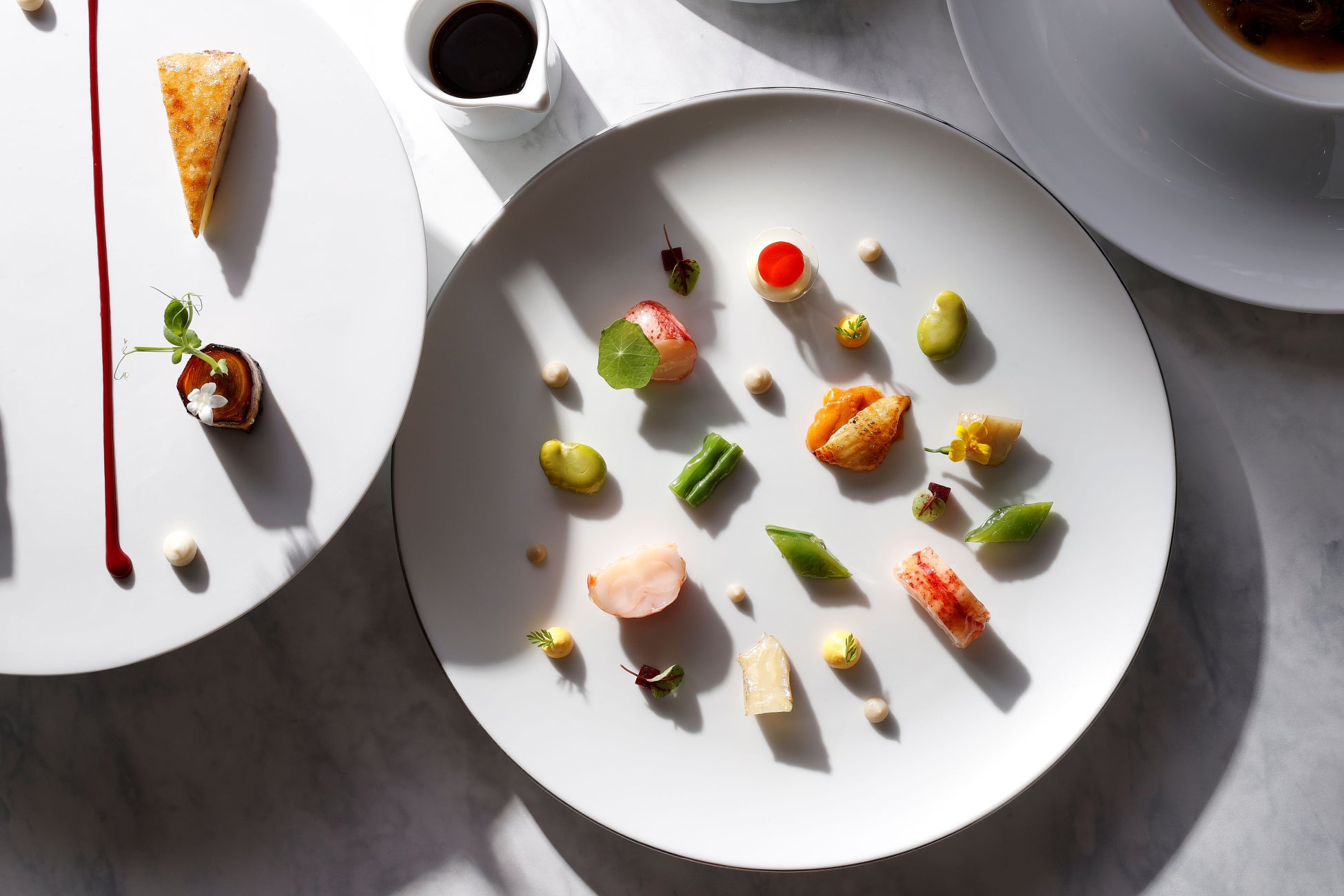 ザ・カハラ・ホテル＆リゾート 横浜　イタリア料理 RISTORANTE OZIOから、クラシカルなフランス料理の技を深化させるロゼシャンパンと共に、春の訪れを感じる彩り豊かな二皿