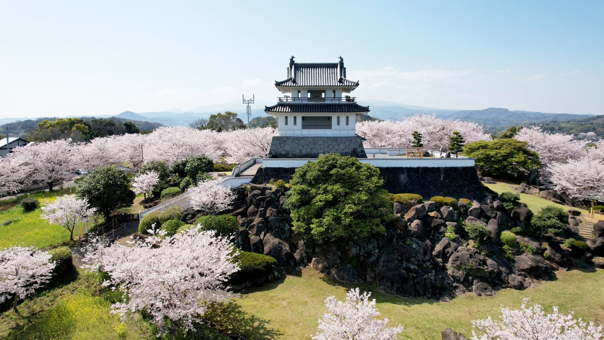 歴史的建造物の幻想的な空間を抽象画で彩る「小西純二」氏の展示「形と色、そして動き」が、UNWIND HOTEL & BAR 小樽の「UNWIND GALLERY」にてスタート