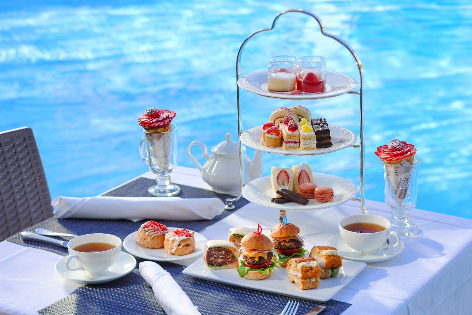 【星野リゾート BEB5土浦】スムージーやかき氷も登場!メロン提灯の光に囲まれて心ゆくまでメロンを楽しめる「BEB メロンまるごとフェス」開催|期間:2024年6月1日〜8月31日